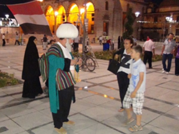 Oğlu için Nasreddin Hoca Kılığına Girdi