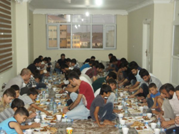 İrşad Der Öğrencilere İftar Verdi