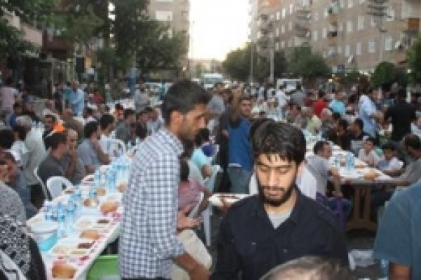 Hüda Par  Halka İftar Yemeği Verdi