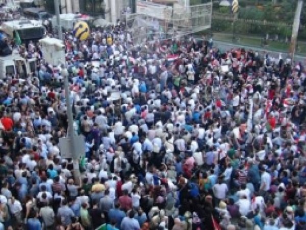 Taksim'de Cuntaya Lanet Yağdı
