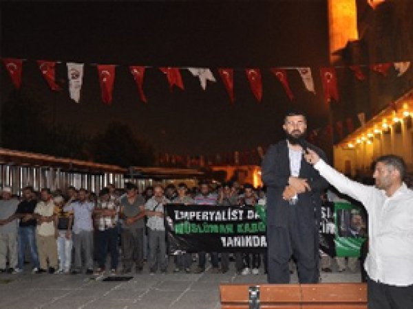 Mısır'da Katledilenler İçin Saf Tuttular