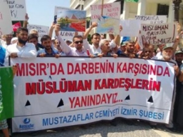 İzmir Halkı: Müslüman Kardeşlerin Yanındayız