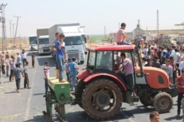 Kızıltepe'de Çiftçiler E-24 Karayolunu Trafiğe Kapattı