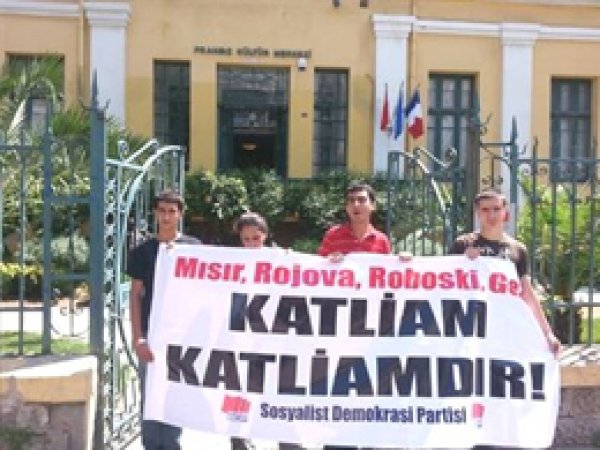 İzmir'de 'Zincirli' Mısır Eylemi