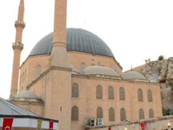 Ezan Sesinden Rahatsız Olan Kadınlar İmama Saldırdı