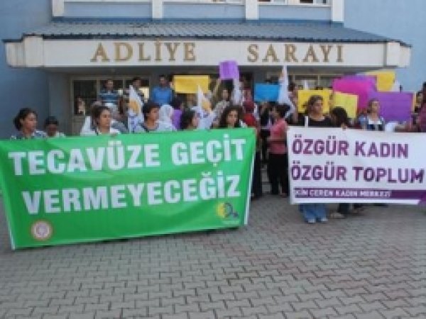 Cinsel İstismar Davası Protestolu Başladı