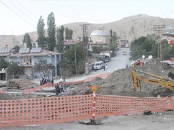 Mahalleli Su ve Yol İstiyor