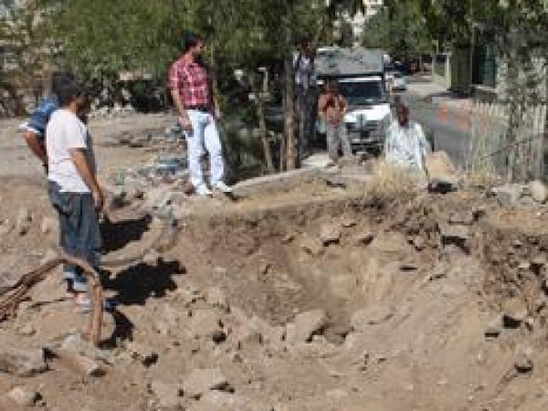Diyarbakır Belediyesi Gece Vakti Türbeyi Yıktı