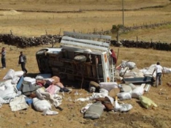 Kamyonet Şarampole Yuvarlandı: 1 Ölü 6 Yaralı