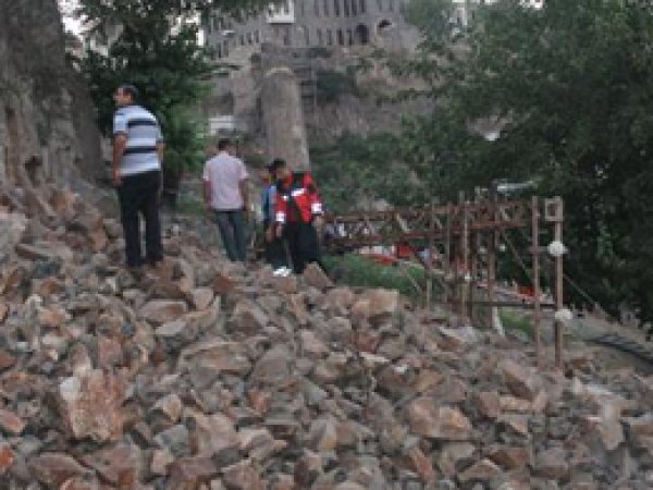 Diyarbakır'da Göçük: 3 Ev Yıkıldı