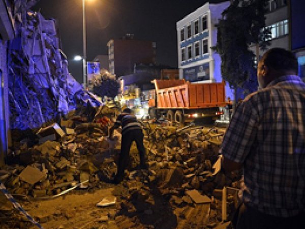 Kasımpaşa'da 4 Katlı Bina Çöktü