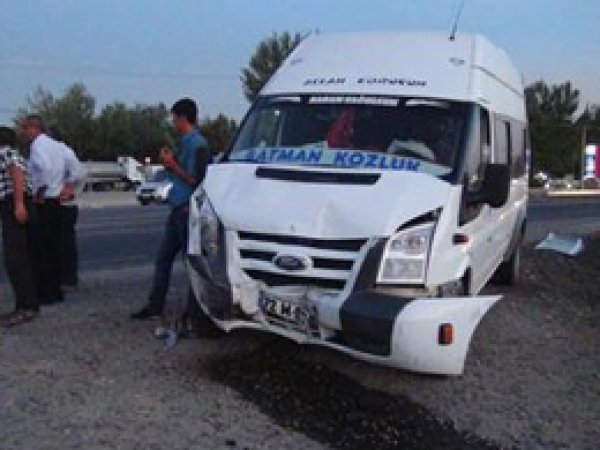 Batman'da Minibüsler Çarpıştı: 1 Yaralı