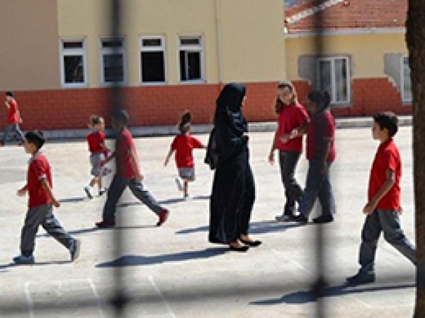 Başörtülü Öğretmene Karşı Çirkin Kampanya!