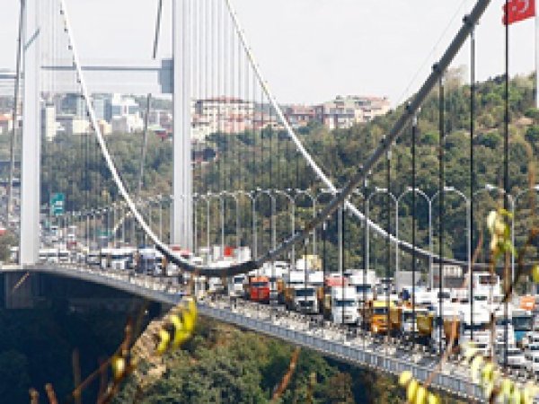 Kamyonculardan FSM Köprüsü'nde Eylem