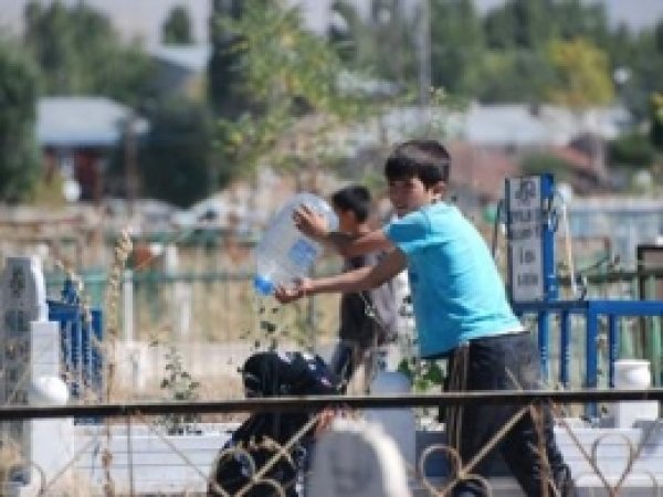 Mezarlara Su Dökerek Harçlık Çıkartıyorlar!