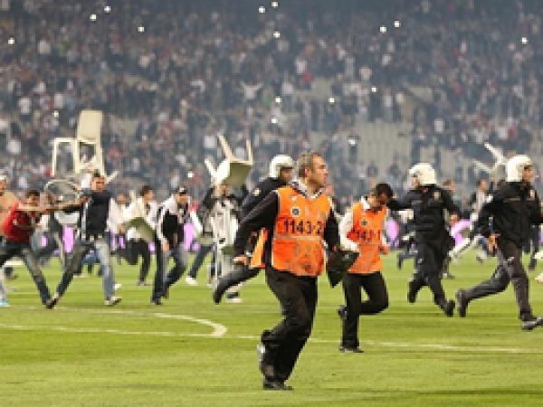 Polisten Taraftar Gruplarına Şafak Baskını