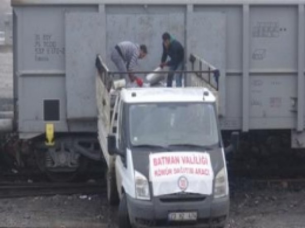 Suriye'lilere Kışın İlk Kömür Yardımı Yapıldı  