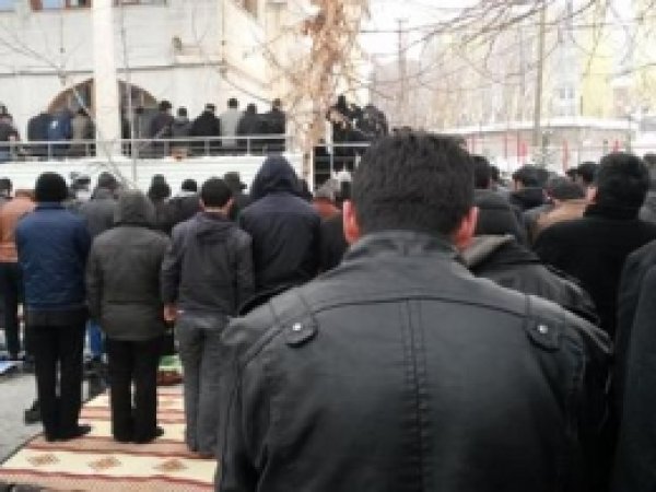 Cemaat Hutbeyi Ayakta Dinledi 