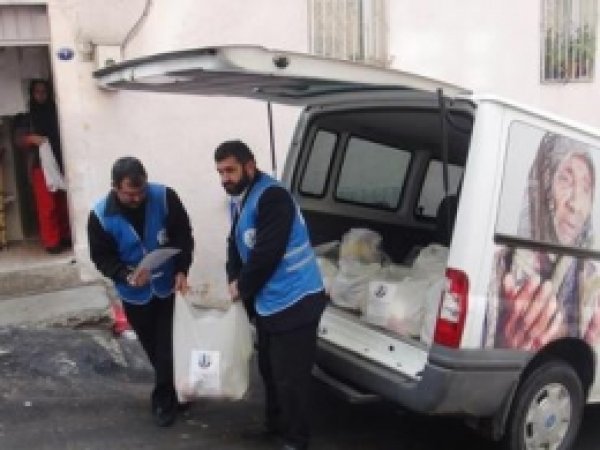 İzmir Umut Kapısı, Aralık'ta da Fakirleri Sevindirdi  