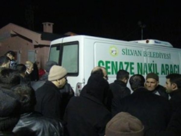 Kaldırıma Çıkan Aracın Altında Kaldı 