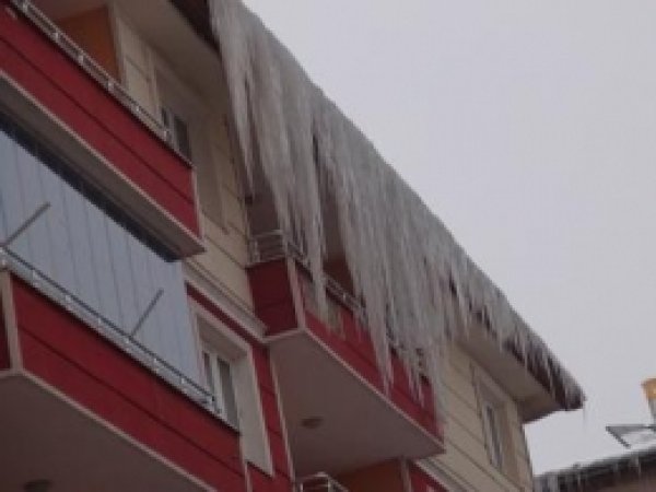 Buz Sarkıtları Tehlike Saçıyor 