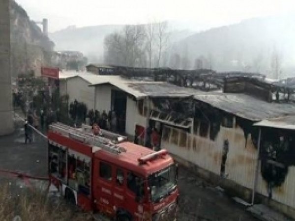 "Sosyete Çarşısı" Çıkan Yangında Harabeye Döndü  