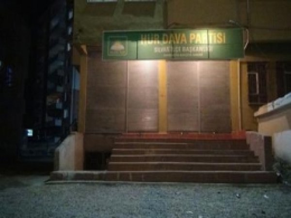 Silvan'da PKK/BDP'liler, HÜDA PAR'a  Saldırdı 