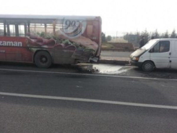 Minibüs Halk Otobüsüne Çarptı 
