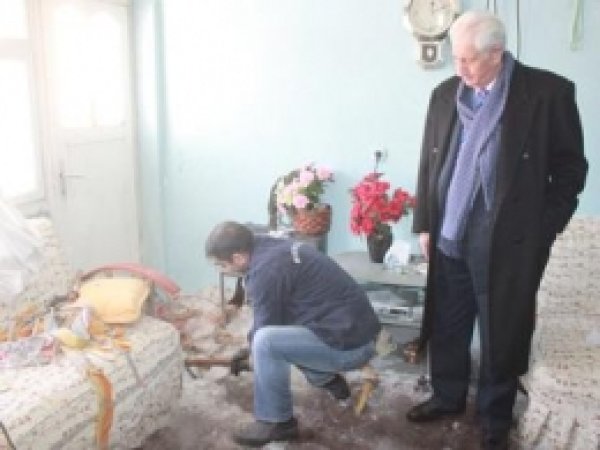 Su Borusu Patlayan Ev Buz Pistine Döndü 