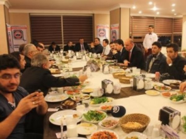 Mardin'de Gazeteci Ve Yazarlar Yemekte Buluştu 