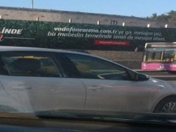 Vodafone'den Çirkin Reklam Afişi 