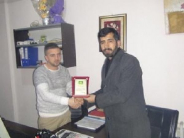 HÜDA PAR Adayından Yerel Gazetecilere Plaket 
