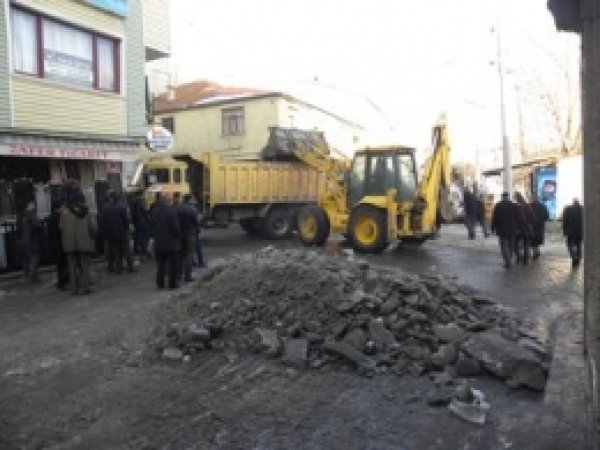 Yoldaki Buzlar Çamurlandıktan Sonra Temizlendi 