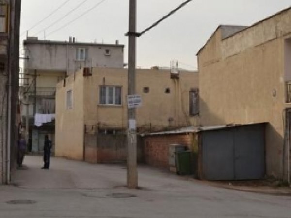 Yol Ortasındaki Direk Kazalara Davetiye Çıkarıyor 