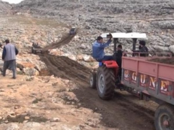 Köy Yolunu Kendi İmkânlarıyla Yapıyorlar 