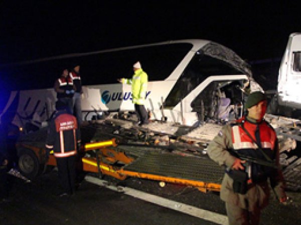 Ankara'da Yolcu Otobüsü TIR'la Çarpıştı!