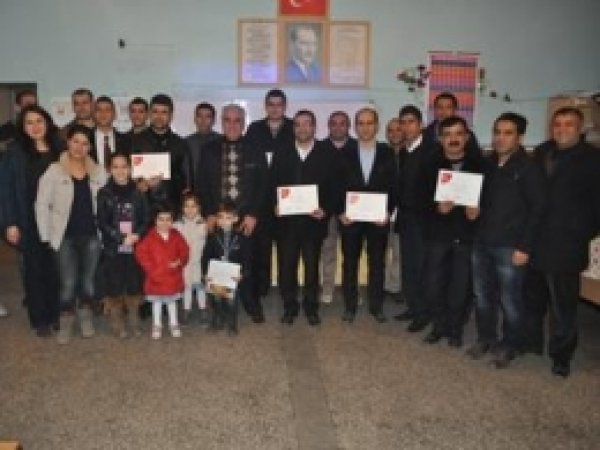 Çocuklar, Babalarına Sertifika Verdi 