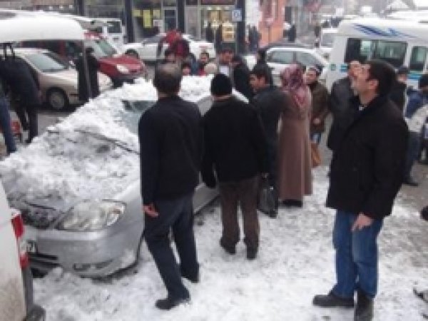 Çatıdaki Kar Tehlike Oluşturuyor 