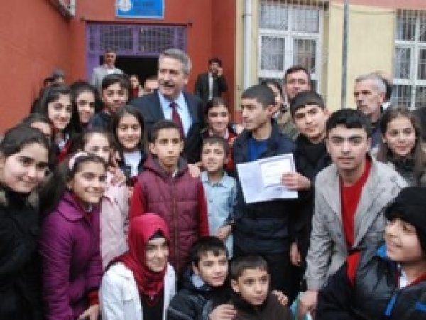 Vali, Öğrencilerin Sevincine Ortak Oldu 