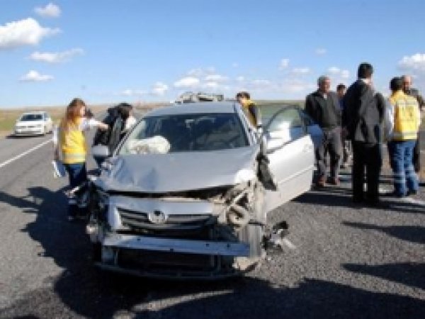 Tatile Giden Öğretmenler Kaza Yaptı: 2 Yaralı 