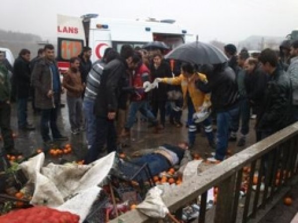 Sebze Yüklü Kamyonet Devrildi: 2 Ölü 1 Yaralı 