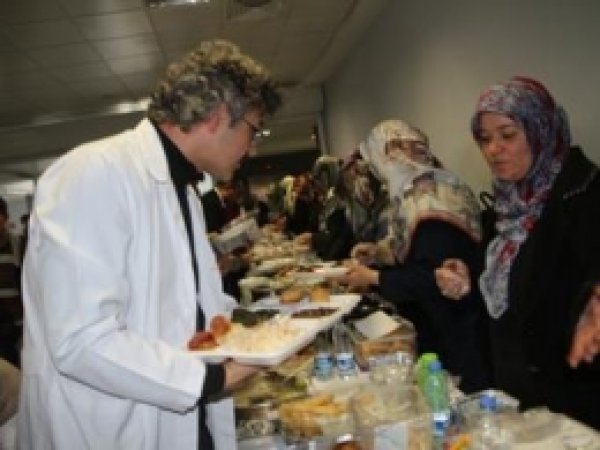 Hastane Çalışanları Suriye Yararına Kermes Düzenledi 
