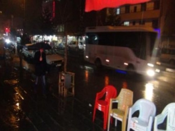 Yağmura Dönüşen Kar, Tatvan'da  Şaşkınlık Yarattı  
