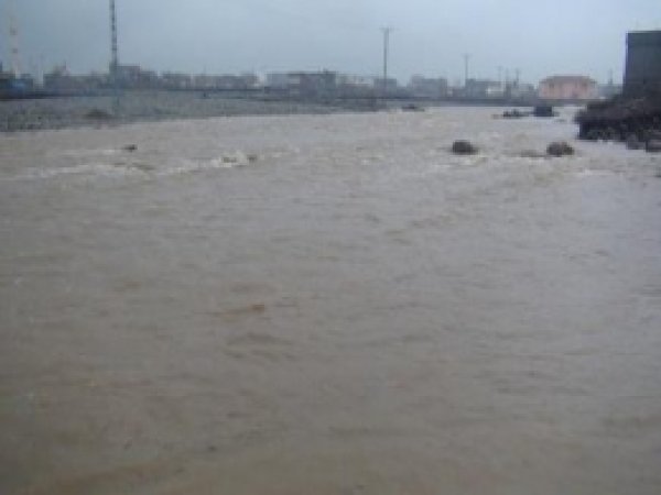 İdil'deki  Sağanak Yağmur Çevreyi Göle Çevirdi 
