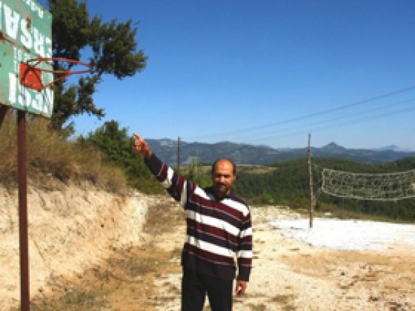 Cami İmamından İlginç Spor Sahası