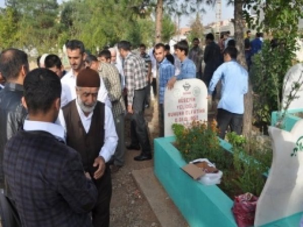 Bayramın İlk Gününde Mezarlıklar Doldu Taştı 