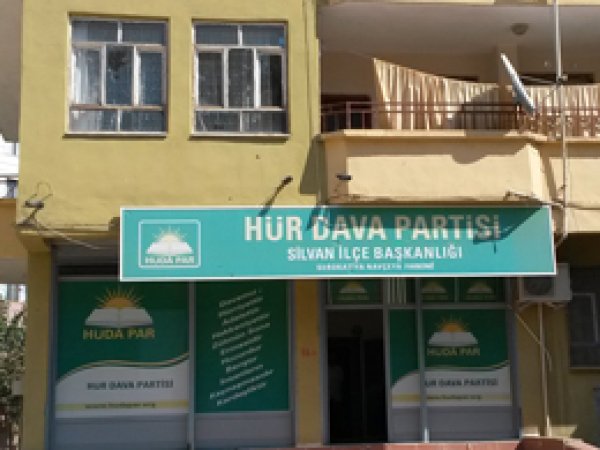 Silvan'da HÜDA PAR Binasına Taşla Saldırı