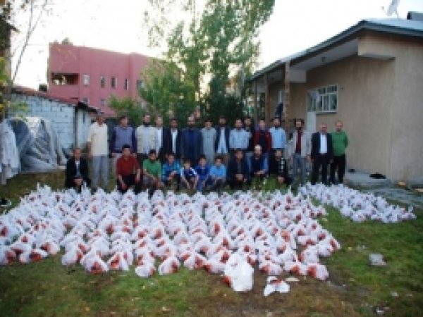 Mustazaflar Cemiyeti Ağrı'da Et Dağıttı