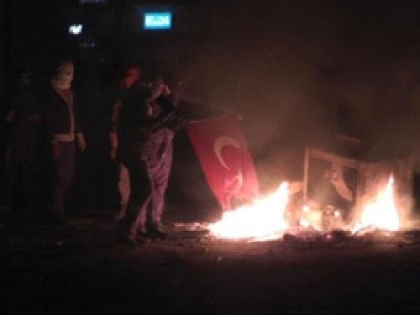 Bayrak Yakan Bir Kişi Yakalandı 
