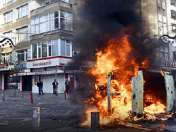 İstanbul Valiliği: 3'ü Polis 52 Yaralı 